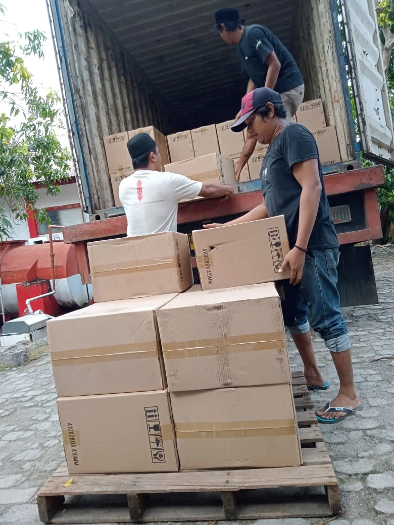 Proses pemuatan material untuk pengiriman